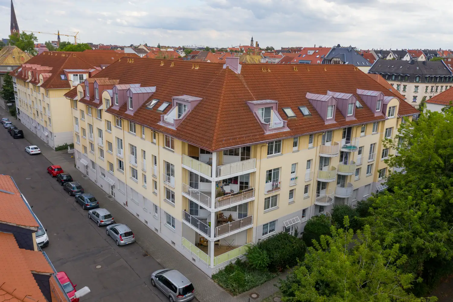 Luftaufnahme eines Wohnhauses mit rotem Dach in der Stadt