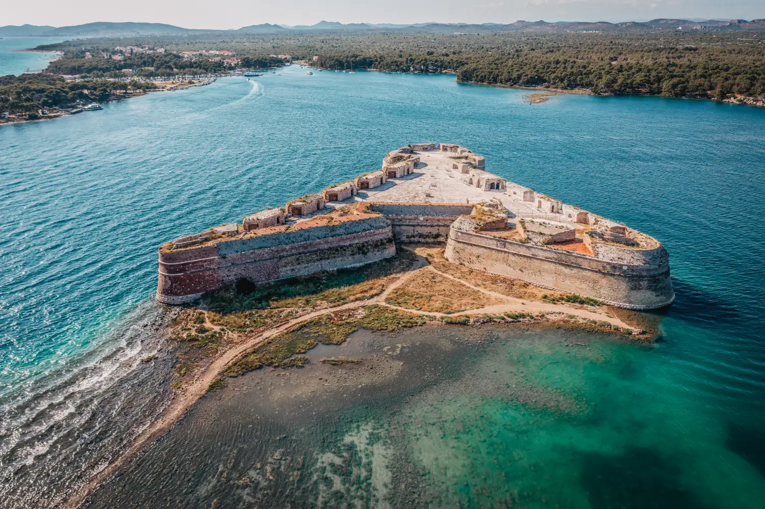 Festung auf einer Landzunge im Meer, aus der Luft fotografiert