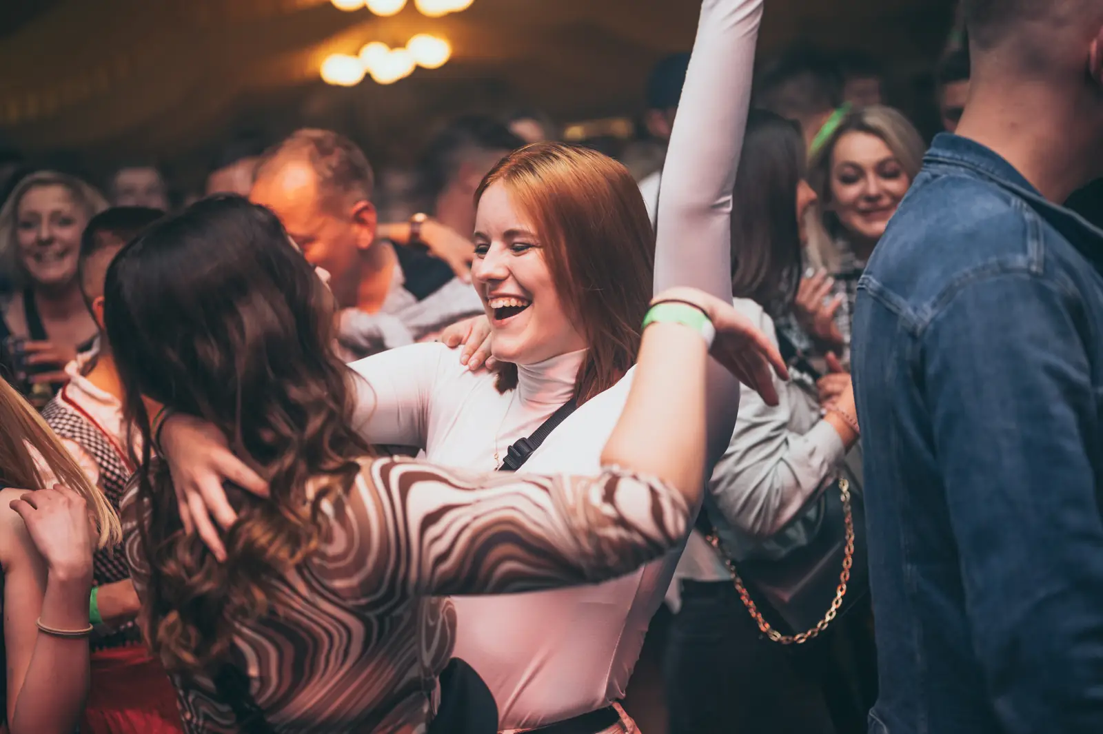 Ausgelassen tanzende Gäste in einer Bar