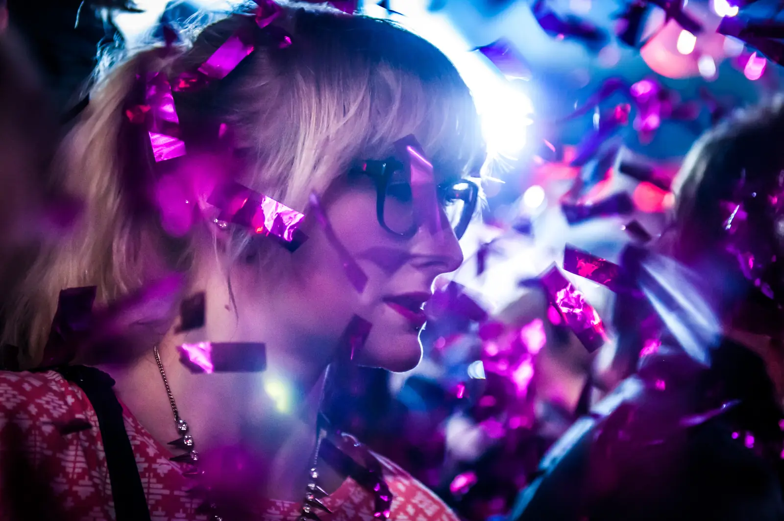 Frau mit Brille im Konfettiregen