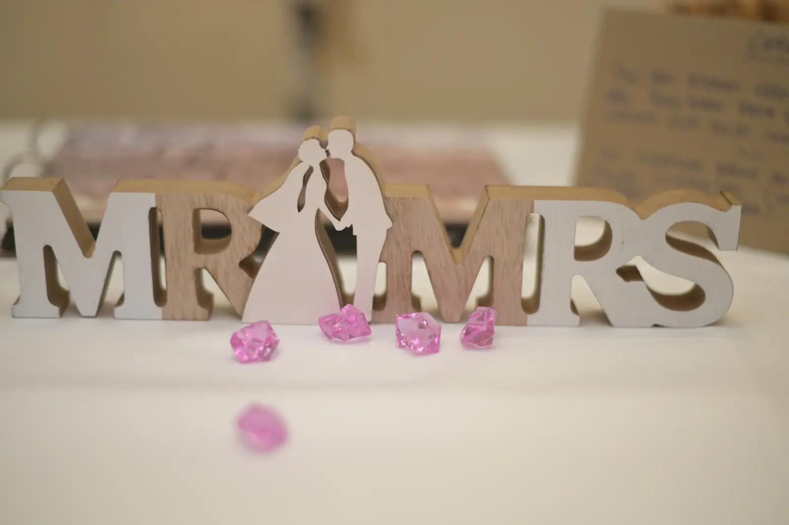 Dekoschriftzug „Mr & Mrs“ mit Brautpaar-Silhouette auf dem Hochzeitstisch