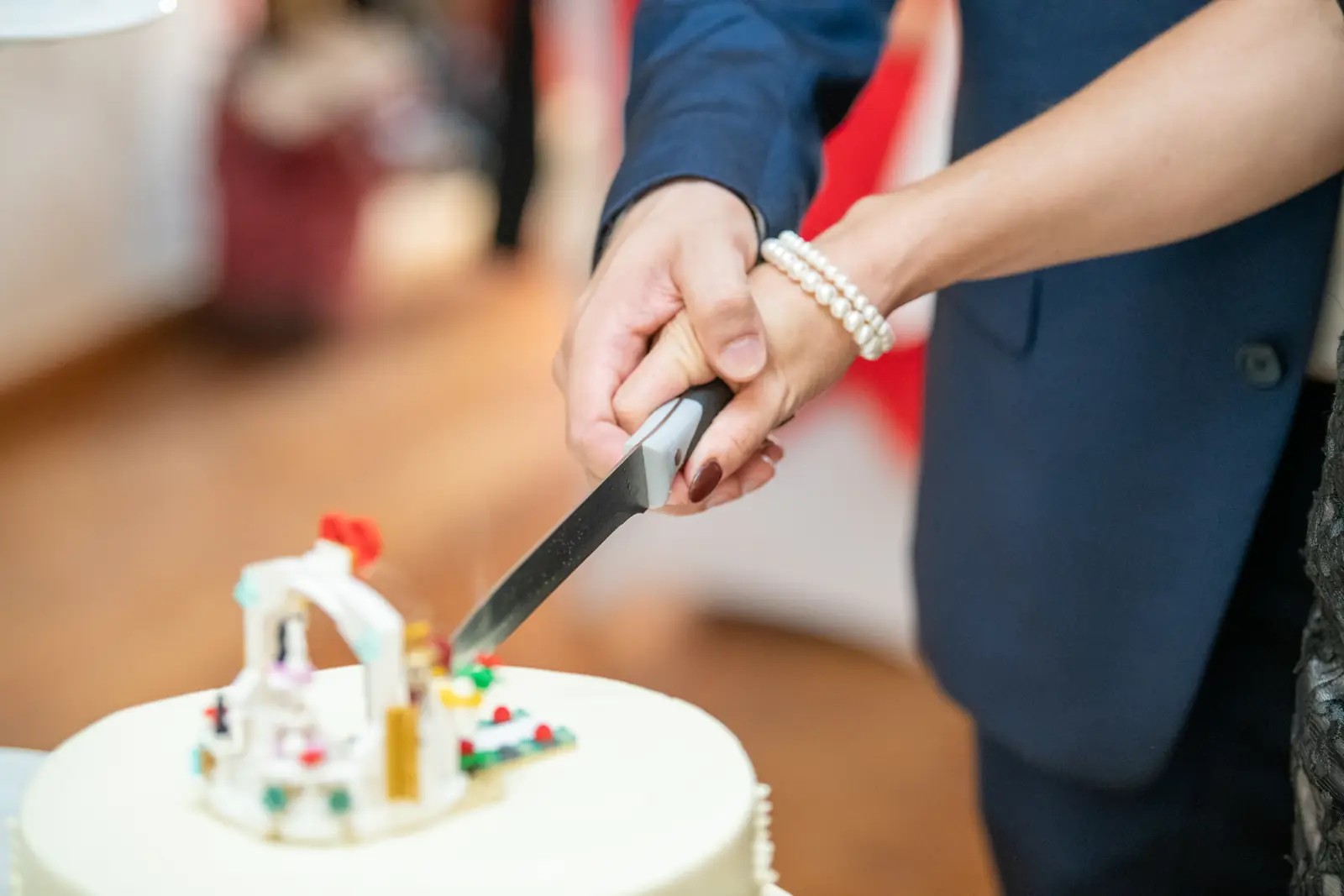 Das Brautpaar schneidet die Hochzeitstorte an