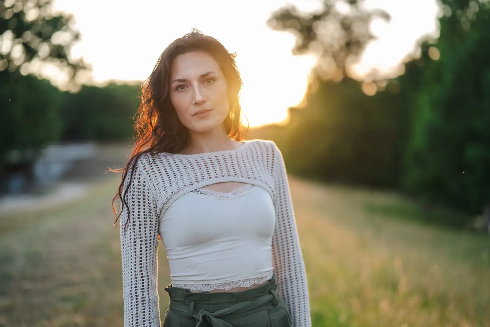 Porträt einer Frau im Gegenlicht der Abendsonne