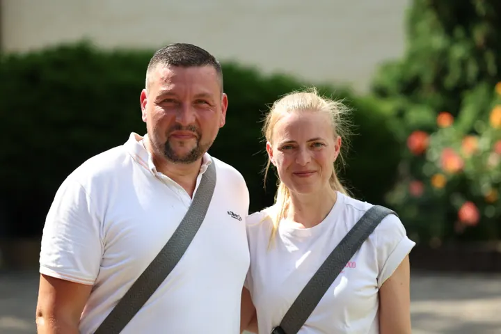 Bertram Plischke und Jenny, seine fotografische Partnerin, lächeln gemeinsam in die Kamera