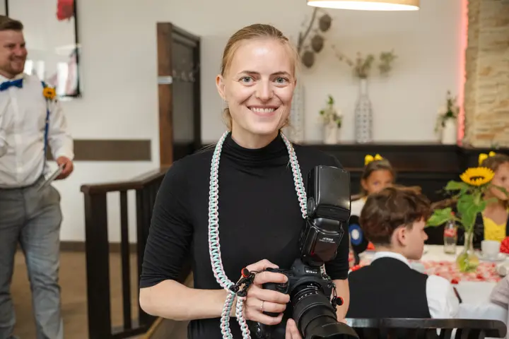 Fotografin mit Kamera bei einer Hochzeitsfeier