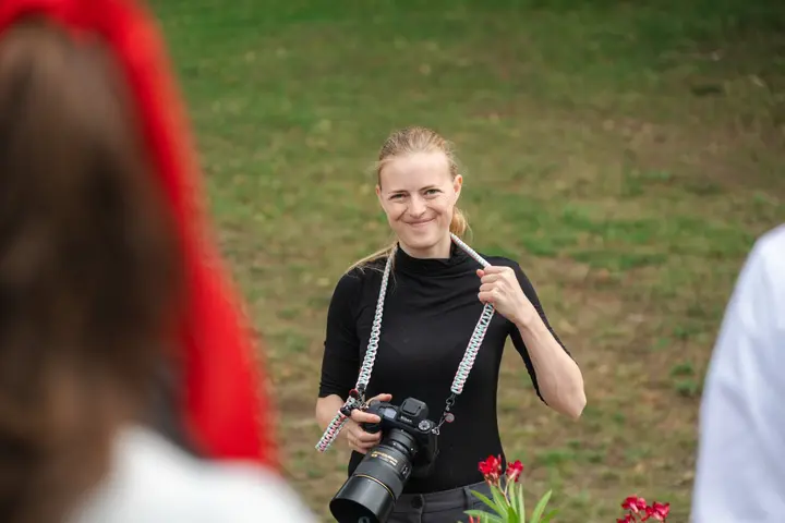 Fotografin mit Kamera auf einer Wiese